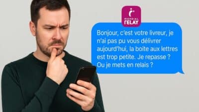 Un homme méfiant d'une potentielle arnaque regarde un SMS suspect prétendant venir de Mondial Relay.