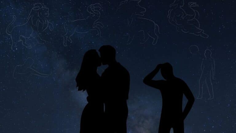 Silhouette d’un couple s’embrassant observé par une personne choquée par l'infidélité sous un ciel étoilé avec des constellations
