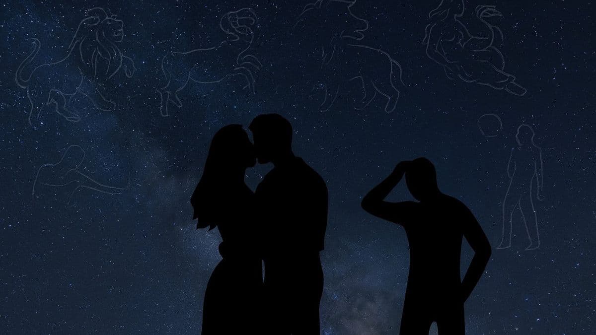 Silhouette d’un couple s’embrassant observé par une personne choquée par l'infidélité sous un ciel étoilé avec des constellations