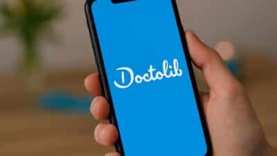 Un téléphone sur l'appli Doctolib
