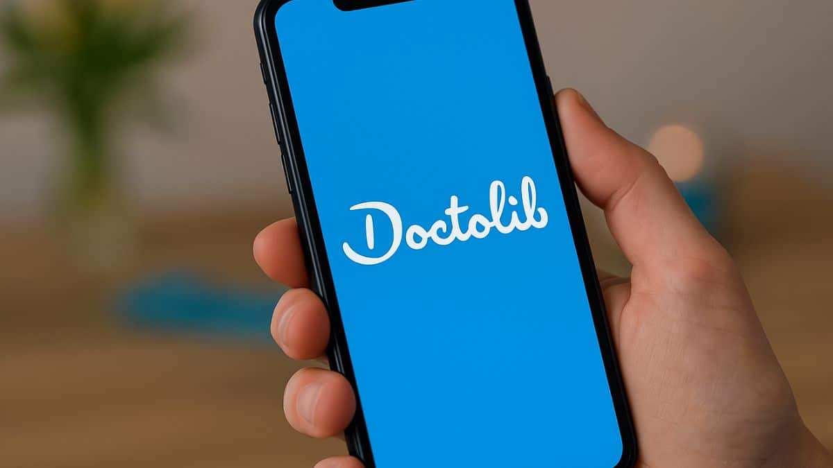 Un téléphone sur l'appli Doctolib