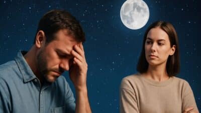 Femme avec une lune froide face à un homme en détresse, sous un ciel étoilé avec la lune.