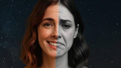 Visage de femme moitié souriante et colorée, moitié triste en noir et blanc, représentant un paradoxe sur fond de ciel étoilé.